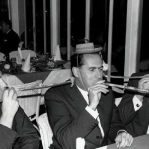 Cette année là, le GP d'Afrique du Sud a lieu à Kyalami le 2 janvier, les pilotes ont réveillonnés ensemble : Jack Brabham entre Jim et Colin Chapman !